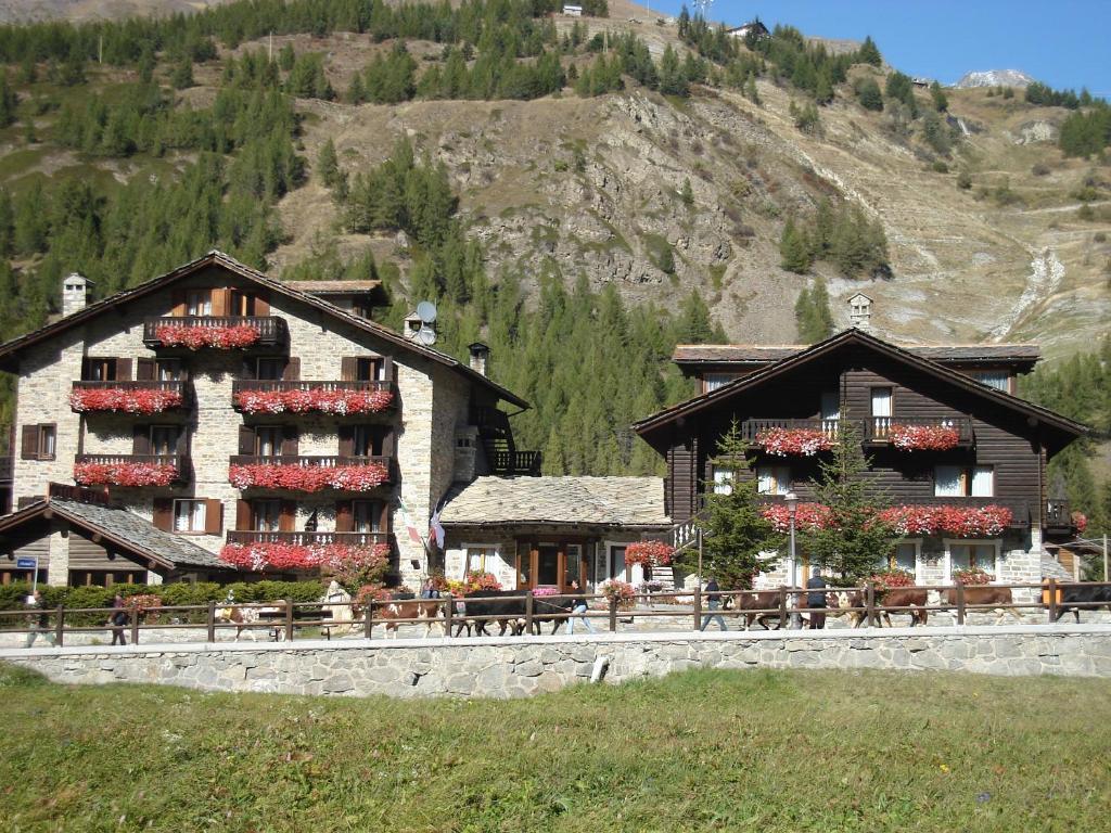 Petit Hotel Cogne Exterior photo