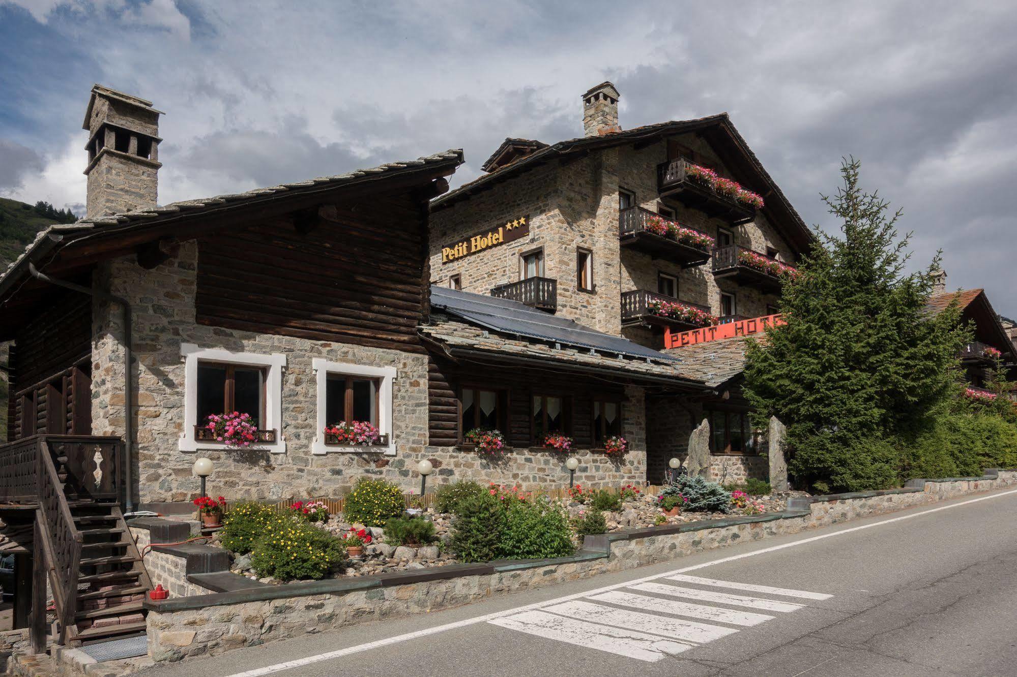 Petit Hotel Cogne Exterior photo